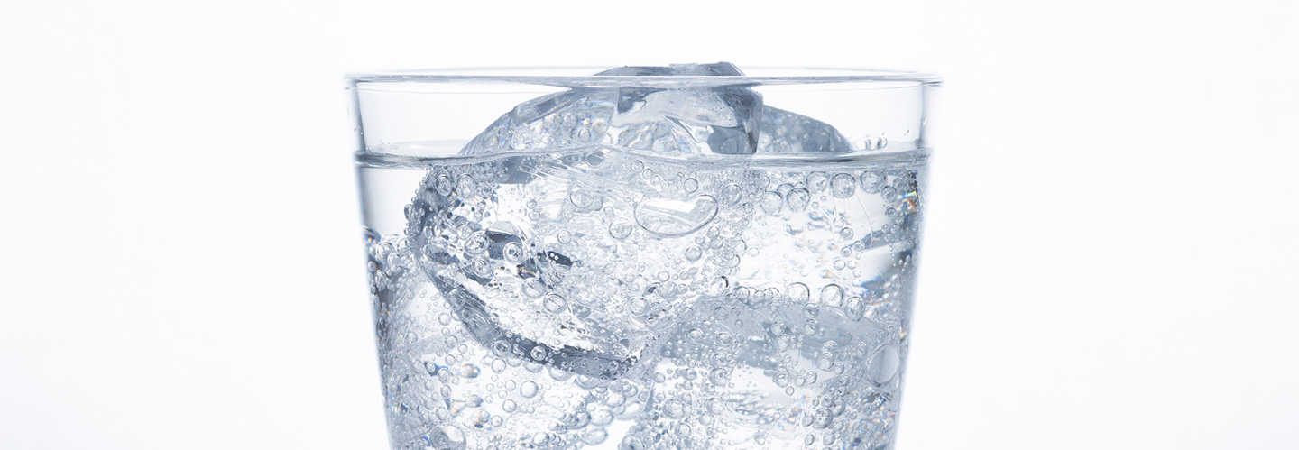 炭酸水の効果は？健康・美容への影響や飲み方、炭酸水に適した天然水を紹介