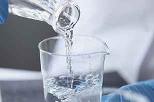 精製水とは？蒸留水・イオン交換水・RO水などの種類や用途も解説