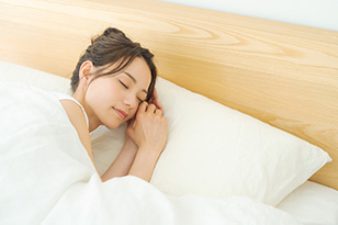 寝る前に水を飲むメリットは？睡眠中の水分不足で体に起きることも解説