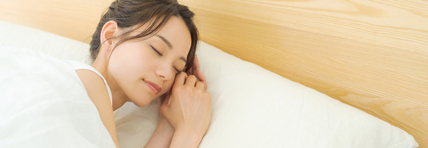 寝る前に水を飲むメリットは？睡眠中の水分不足で体に起きることも解説