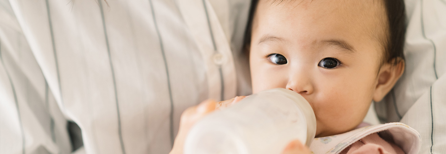 【月齢別】赤ちゃんの水分補給の方法を解説！タイミングや脱水のサインも紹介