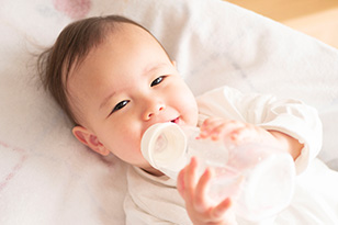 生後5ヶ月の赤ちゃんに必要なミルクの量は？体重別の目安と1日の授乳スケジュールも