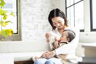 赤ちゃんの粉ミルクは作り置きしてもいい?注意すべきポイントや水の選び方も紹介