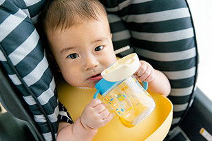 赤ちゃんにいつから麦茶をあげていい?注意点や作り方を解説