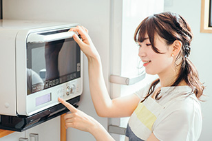 電子レンジでお湯を沸かすのは安全?正しい方法と注意点を解説