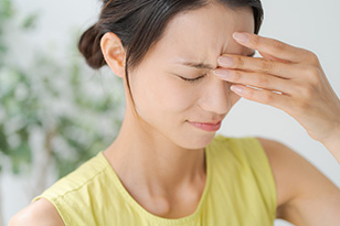 水分不足が原因で頭痛になる?対処法や正しい水分補給の方法を解説