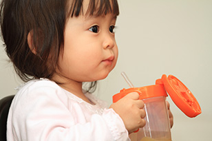 赤ちゃんのストローの練習方法とは?ストローマグも活用しよう