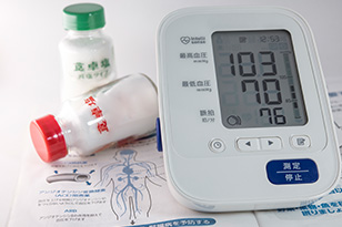 塩分を摂りすぎたらどうなる?摂りすぎをチェックする方法や対処法を紹介