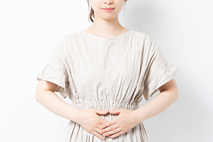 生理痛を和らげるのにおすすめの飲み物は?生理痛の要因や避けるべき飲み物も紹介