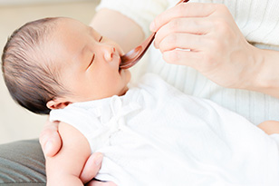 赤ちゃんに白湯は必要?与え始める時期と赤ちゃん用の白湯の作り方を紹介