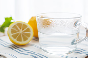 レモン白湯にはどんな効果がある?作り方や注意点について解説