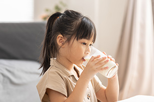 牛乳の飲みすぎはデメリットがある?1日の摂取量の目安は?