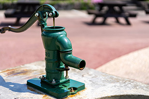 井戸水のメリットや注意点とは?水道水との違いも解説