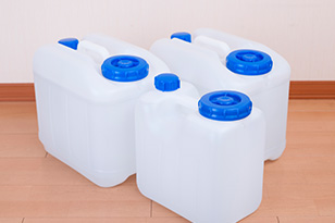 スーパーにある無料の水の正体とは?安全性や注意点を解説