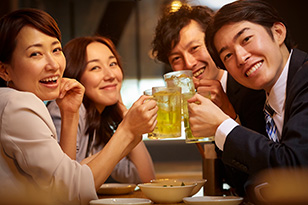 アルコールを摂取すると脱水症状になる?正しい水分補給の方法とは