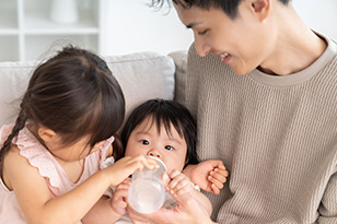 赤ちゃんのミルクを作る時の温度は?ミルクを作る際の注意点も解説
