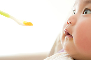 赤ちゃんの離乳食にだしはいつから使える?時期や濃さの目安とは?